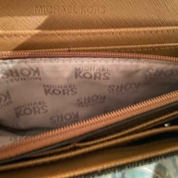 Michael Kors Heritage Wallet with Gold-tone Logo Accent - Picture 5 of 7